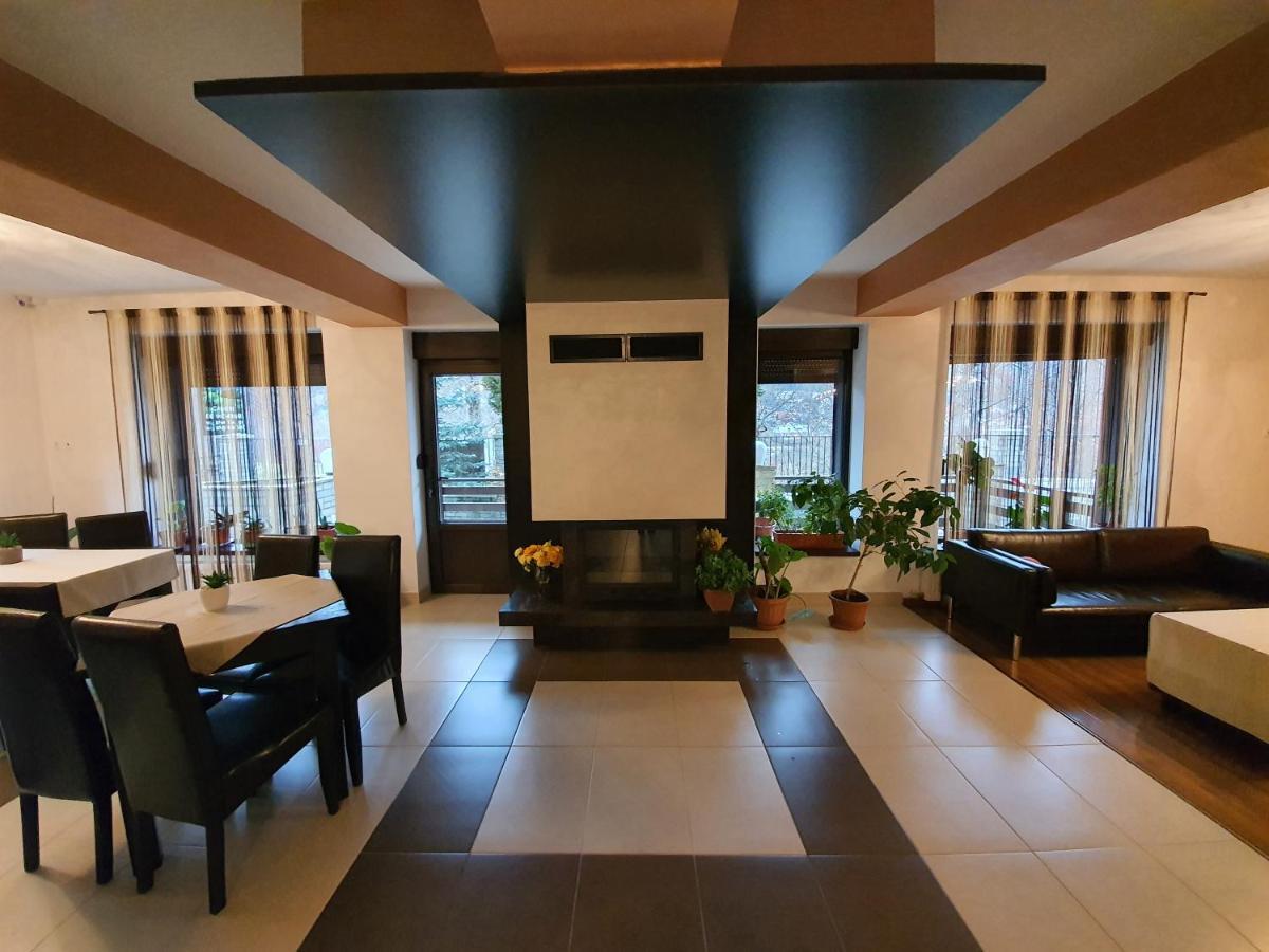 Pensiunea Public House Buşteni Εξωτερικό φωτογραφία